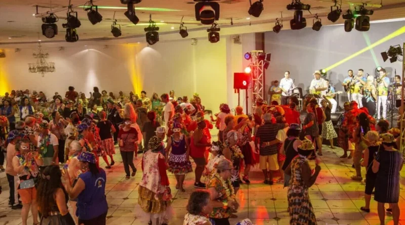 Com marchinhas, grupo de idosos se diverte em baile de Carnaval em Curitiba