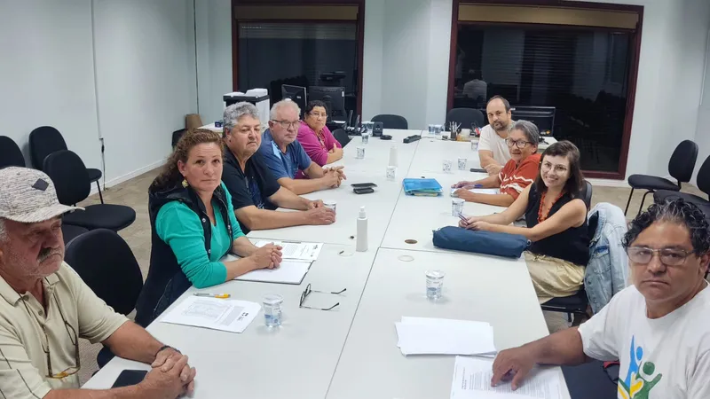 Moradores e associação Jardim Graciosa, ao lado de integrantes da campanha Despejo Zero, UMT e FORT, pouco antes do início da reunião / Pedro Carrano