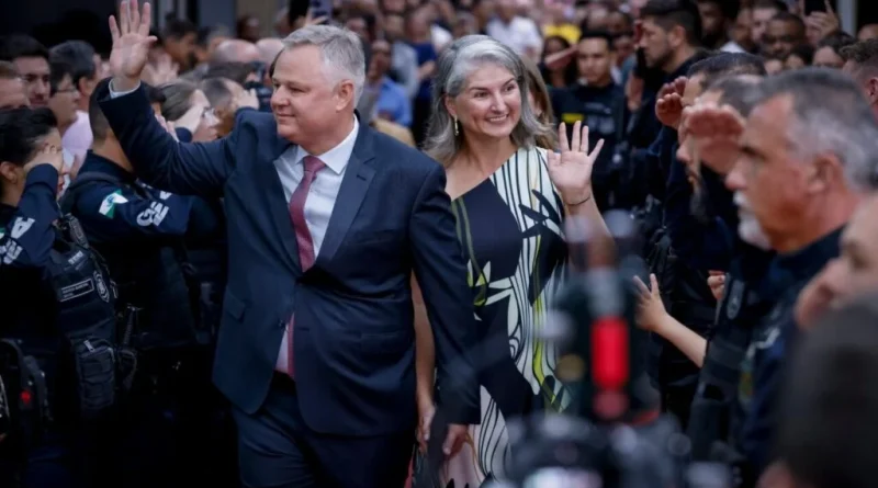 Prefeito de Araucária vira alvo de pedido de cassação após acordo milionário com empresa de ônibus