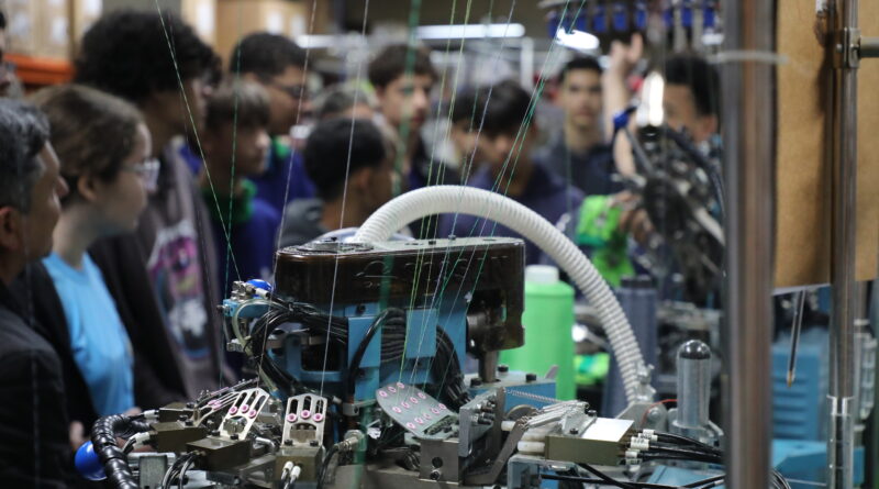 Prefeitura de Pinhais aproxima estudantes de eletromecânica do mercado industrial com o programa InovaTur Jovem Prefeitura de Pinhais aproxima estudantes de eletromecânica do mercado industrial com o programa InovaTur Jovem