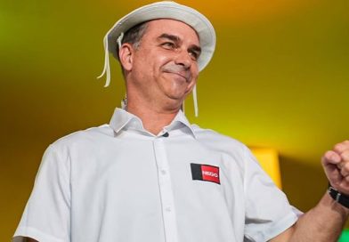 Flávio Bolsonaro atinge 48% e vence Lula no 2º turno, aponta pesquisa